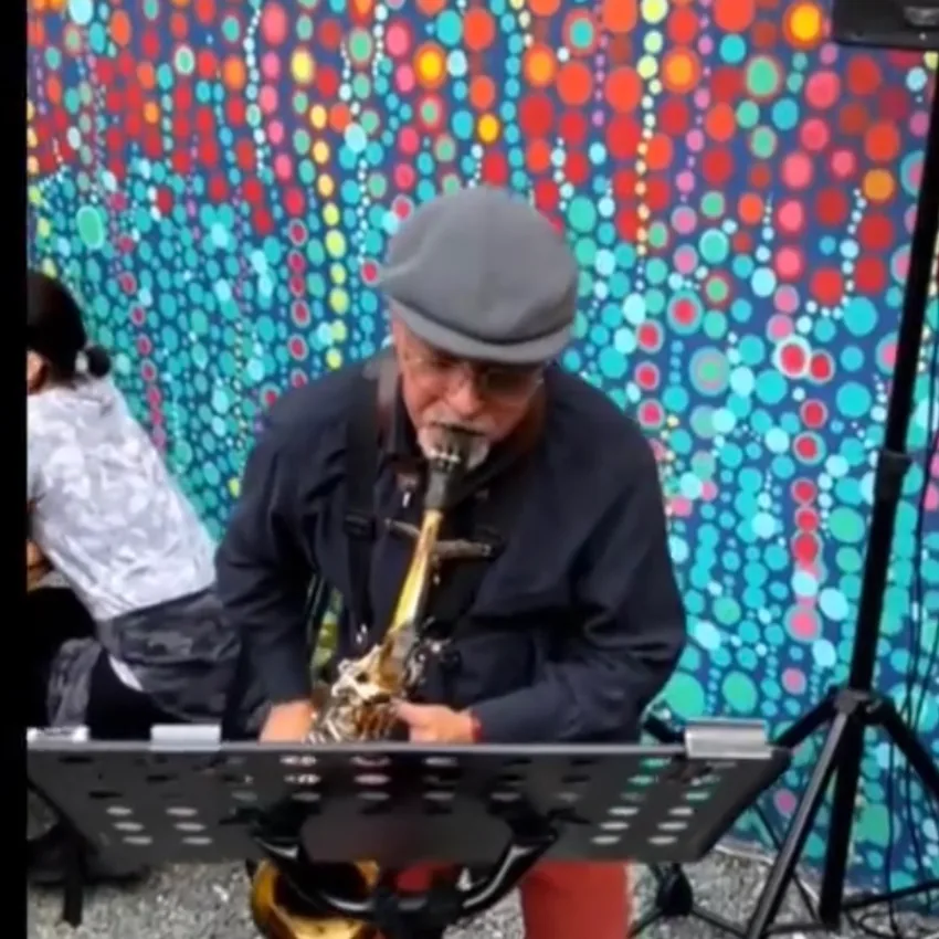 Saxofonista con ropa Venkra