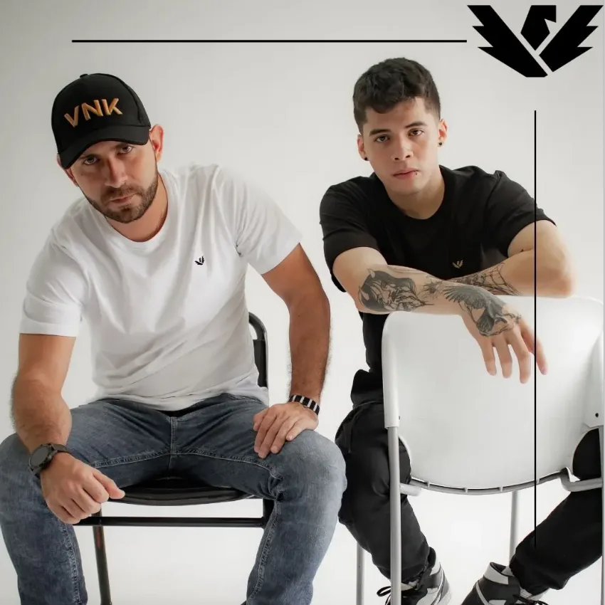 Modelos sentados con ropa Venkra